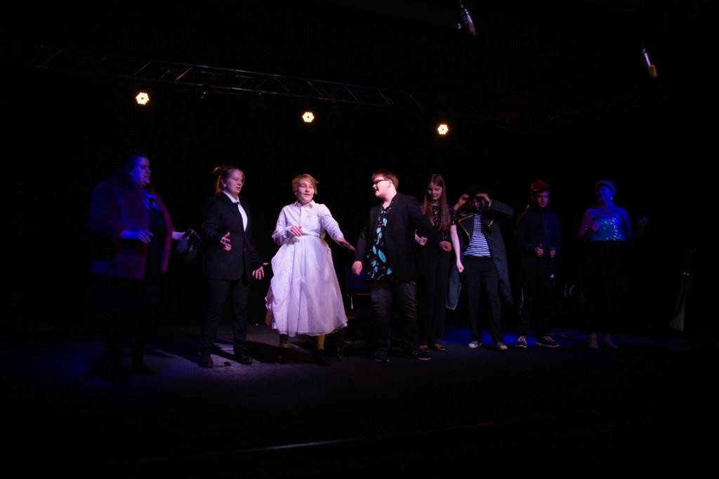 Lotte Hakso yhdessä muiden Teatteri SÄIJEN nuorten kanssa esiintymässä Monden lavalla.